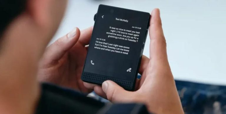 découvrez le light phone 3, un smartphone minimaliste conçu pour réduire les distractions avec son système anti-notifications. profitez d'une expérience mobile épurée et centrée sur l'essentiel.